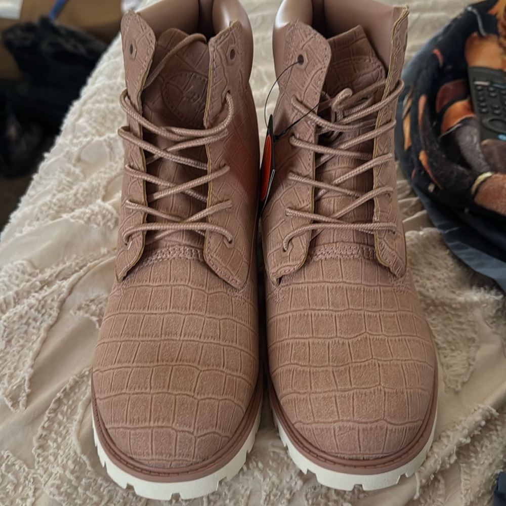 Brand new women’s size 9 soft pink boots perfectly lugz boots Christmas gift